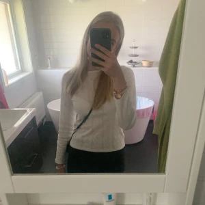 Finare tröja  - En lite ”finare” tröja 🩷 säljs då den inte kommer till användning. Endast använd fåtal gångar och i väldigt bra skick.