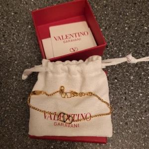 Valentino armband  - Säljer ett valentino armband kommer aldrig till användning så i nyskick! Box och kvitto finns. 
