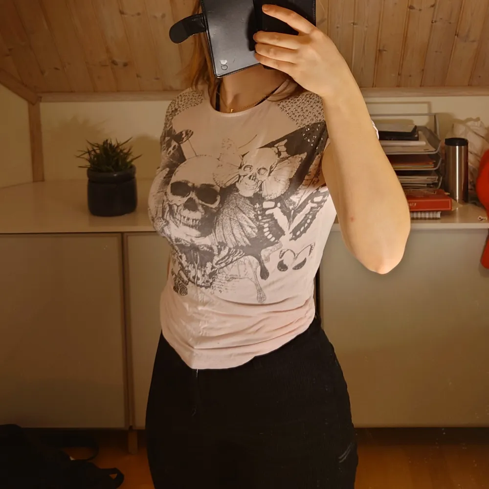 Rosa y2k tröja med stenar på axlarna🪩💕 den har ett litet hål längst ned på tröjan🫶 storlek 128 men passar xxs-xs. T-paidat.