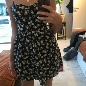 Sommarklänning  - Fin sommarklänning. Den är i bra skick. För kort för mig. Säg till om ni vill ha fler bilder eller ny pris 😊