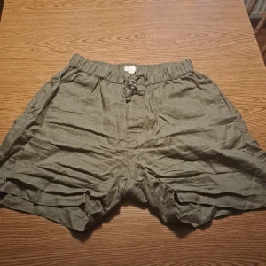 Arket linneshorts - Sköna linneshorts från arket köpta i somras, ser lite skrumpna på bilden men viks innan post. Luftiga perfekta inför sommaren🌞