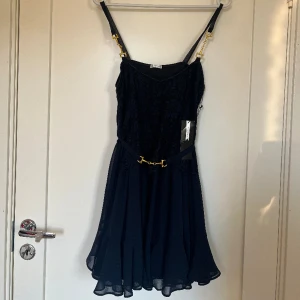 Helt ny Ida Sjöstedt klänning - Märke: Ida Sjöstedt Storlek: Medium Nyskick med prislapp kvar! Nypris är 1599kr Mitt pris är 700kr