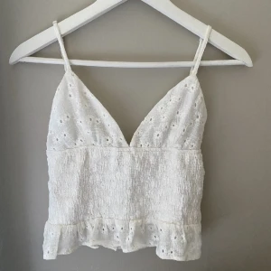 Zara topp - Säljer denna fina topp då den inte har kommer till användning, inga defekter. Aldrig använd, original pris: 330kr