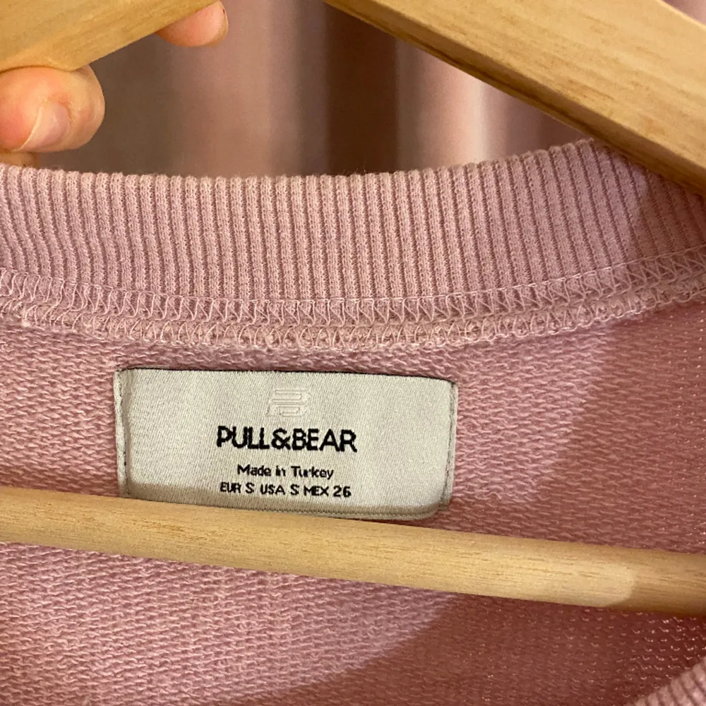 Gammalrosa/ pastellrosa sweatshirt från Pull & bear i skönt material . Tröjor & Koftor.