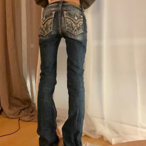 Miss me jeans  - Säljer dessa galet snygga miss me jeansen, då dem tyvär är förstora för mig😞bra skick förutom lite nötningar längst ner på byxan(ingen man tänker på)!!❤️tryck gärna på köp nu!❤️❤️