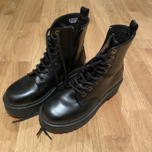 Boots - Svarta boots storlek 36. Använda Max 4 ggr