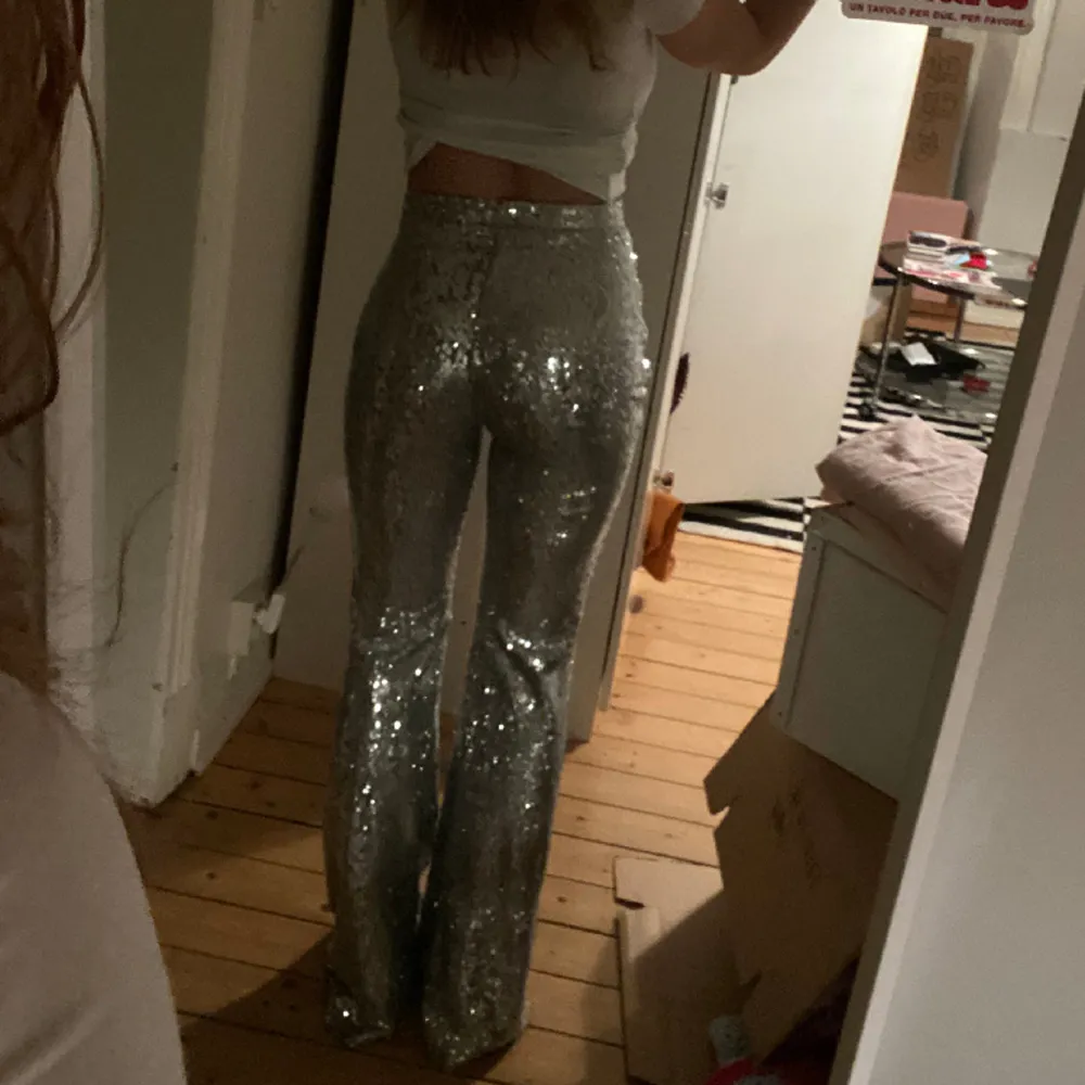 Glittriga silver byxor, perfekta till nyår!! Så jäkla snygga hade gärna behållt dem, men måste frigöra plats ❤️ Använda 1 gång. Jeans & Byxor.