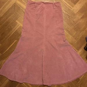 fin smutsrosa manchester kjol - så fin lång kjol med dragkedja där bak