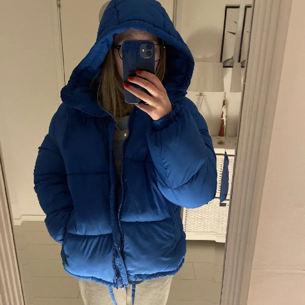 Intressekoll på min puffer jacket från hm. Skicket är 10/10!  Slutsåld på hemsidan i S. Jackor.