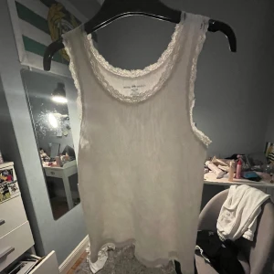 Brandy Melville SPETS LINNE  - Tjena hallå! Ett linne som knappt är använt, från brandy Melville 💗 Tycker det är jättegulligt men nu är den på gränsen till förliten för mig, men linnet är i väldigt bra skick så skulle vara kul om den kom till användning!💗om du undrar något fråga på!! 