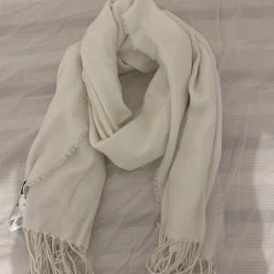 halsduk - Fin vit halsduk