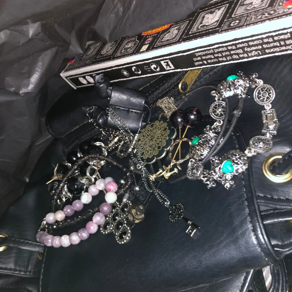 Random samling av ”alternativa” smycken och väska, samt rökelse 😋. Accessoarer.