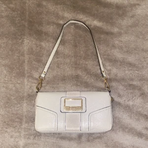 Handväska guess  - En fin liten under armen väska från guess. Använd men i bra skick, hör av er för mer frågor🫶🏼