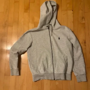 Ralph Laurent zip  - Hej rensar nu min garderob på lite fina kläder, och hitta denna Ralph Laurent zip Hoodie som jag inte längre är i behov av längre, våga fråga frågor inga frågor är dumma! 💕