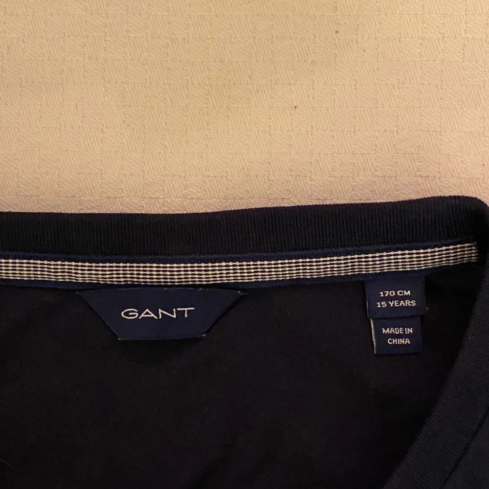 T-shirt från Gant i mörkblått. Passar både män och kvinnor, skulle säga att den är i storlek M . T-shirts.