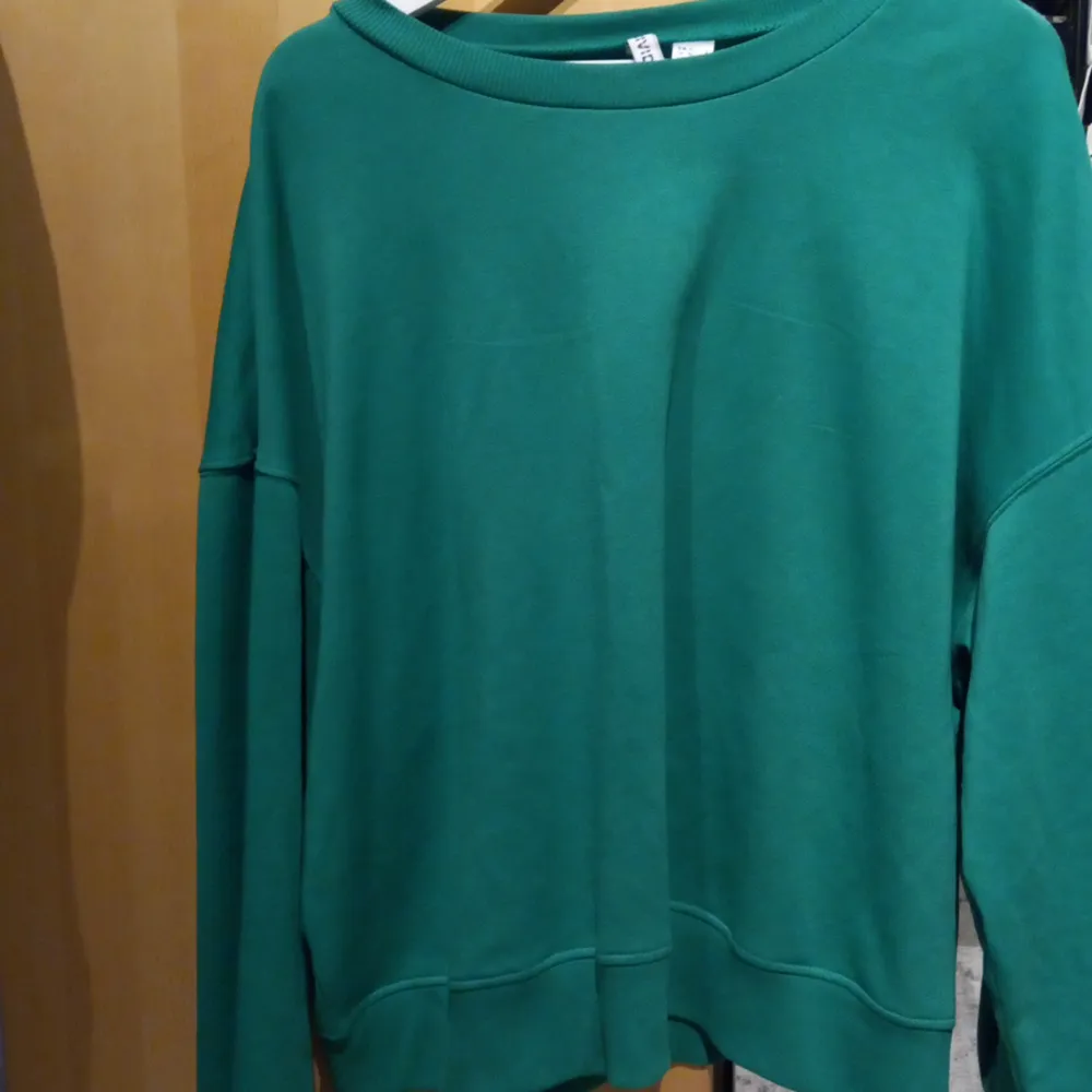Grön swetshirt från HM. Nyskick o super fin💕. Tröjor & Koftor.