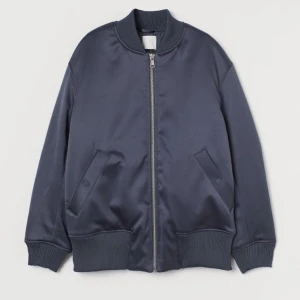 H&M bomberjacka - Säljer denna bomberjacka från h&m i grönt som är sjukt populär och slutsåld! Den är i nyskick och oversize så passar xs till m❤️