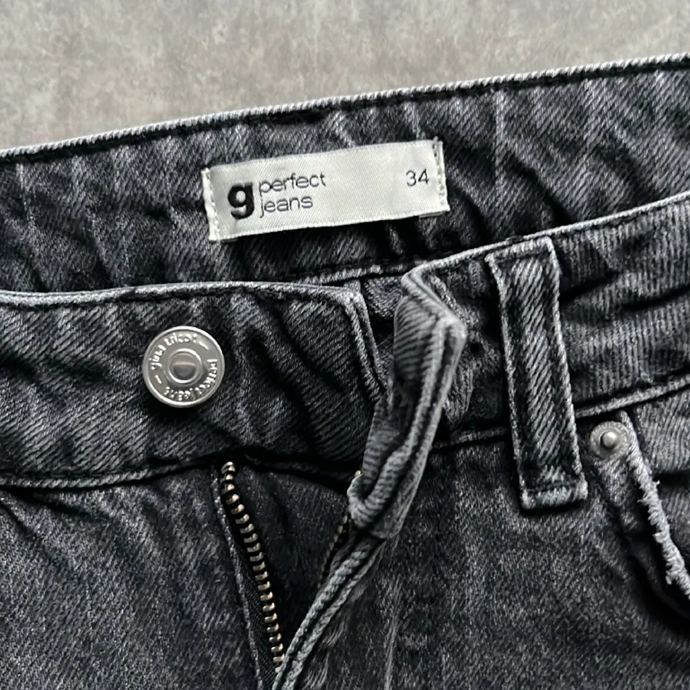 Snygga Gina Tricot svarta jeans storlek 34 i bra skick. . Jeans & Byxor.