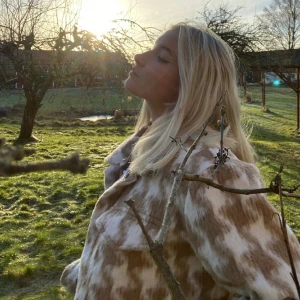 Rutig jacka - Rutig fluffig jacka från NA-KD i storlek 38. Den är jätte mysig och skön, använd endast 1-2 gånger.