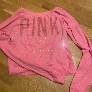PINK tröja med rhinestones - jättefin Victoria Secret PINK långärmad tröja med rhinestones. alla strnar är kvar och tröjan är i nytt skick, inga defekter. 