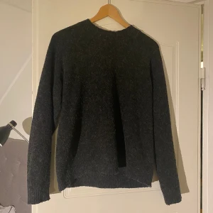 Stickad tröja - Super fin stickad tröja från vero Moda. Säljs pågrund av att den inte andvänds. Den är M men passar mig som är S.💗 Super fint skick, skriv till mig om du vill ha fler bilder!