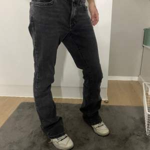 Mörkgråa flates jeans i storlek 34. Lite för stora på personen på bilden 