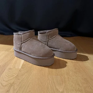 Skor  - Ett par bruna uggs från Nelly deras egna uggs i platform, inte använda, i bra skick. I storlek 37