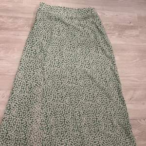 Säljer denna jätte fina ljusgröna blommiga kjol från shein. Den är köpt för runt 100kr säljer nu för 50kr. Skriv gärna vid frågor❤️