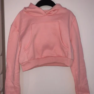 Hoodie - -Croppad rosa hoodie. -aldrig använd - köpt från shein 