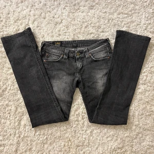 Lågmidjade Bootcut jeans  - Lågmidjade Bootcut jeans från Lee Midjemått:36+stretch Innerbenslängd:77 vill du köpa trycker du på köp nu, jag postar inom 24h.