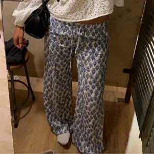 Mönstrade byxor  - Säljer dess underbara byxor köpa i Italien i sommras då de tyvärr är försmå för mig nu! Nypris 599💕 