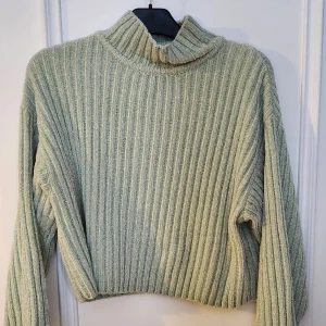 Jättemjuk tröja - Svårt att fånga färgen men är typ mintgrön/babygrön. Endast använd 2 ggr jättemjuk å härlig