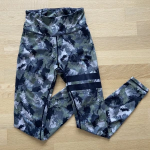 Stronger tights - Säljer mina gröna strongertights eftersom de blivit för små😙 Fint skick i storlek x-small💫💓