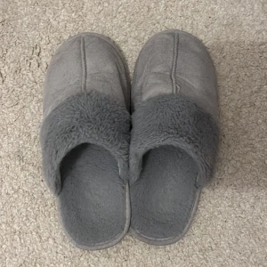 tofflor  - Söta tofflor 🩶