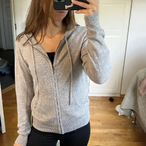 Kashmir kofta  - Funderar på att sälja min älskade kashmirkofta med zip dragkedja🩶 så skön, 100% Kashmir. Passar mig som har s/m