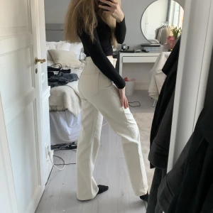 Beige jeans - Vidare jeans från Bikbok i strl 27, använda men i fint skick! Säljer pga för korta för mig så har köpt ett par längre!