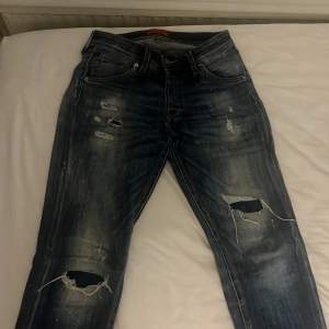 Säljer mina gamla Jack and jones jeans eftersom dem är för små, (Slim fit), finns inga skador på dem och dem är i top skick, nypris: 649kr, mer information i dm☺️