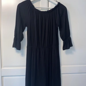 Svart klänning.  - Svart kort klänning från Gina tricot. Går att ha ovanpå axlarna eller offshoulder. Resår i midjan och på ärmarna. 