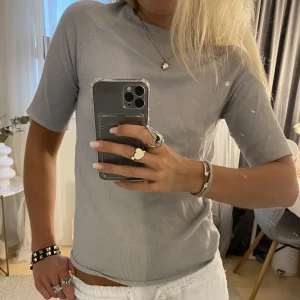 Stickad tshirt  - Säljer denna superfina stickade tshirt🙌🏼använd fåtal gånger, som ny. Superfin gammelblå färg💘
