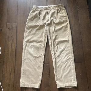 Beiga Polo RalphLauren manchesterbyxor  - Stora beiga manchesterbyxor  Andre Pant - Polo Ralph Lauren Hittar ingen storlek på dem! Kan skicka bild på hur de passar mig!!!! om man är intresserad 