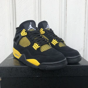 Air Jordan 4 Thunder - Säljer dessa Jordan 4 Thunderi storlek 44, helt nya och oanvända. Dom är ifrån snkrs droppet och kvitto/äkthetsbevis finns. Box medföljer, skriv för fler bilder/frågor.