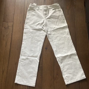 MAC jeans - Ljus gråa oversized MAC-jeans! straight leg :)  Bara ställa frågor osv om hur de passar och om vad som! 