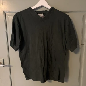 grön t-shirt  - mörkgrön t shirt, aldrig använd🙌