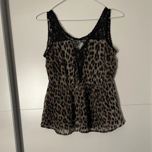 Linne - Linne i leopard med spetsdetaljer fram och bak, som nytt!