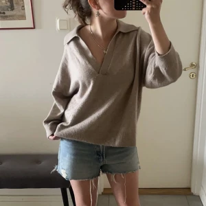 Stickad tröja - En sjukt fin stickad tröja som är V-ringad med en snygg ”krage” vid axlarna. Perfekt längd till ett par shorts, jeans eller kjol❤️ 