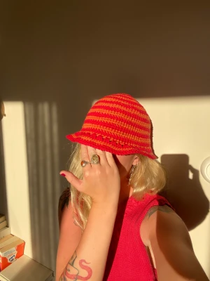 Virkad hatt  - Handgjord virkad hatt av mig. Mätt 28cm plant rakt över. Passar alla pga stretchig!   100% bomull. Annonsen är upplagd på fler appar 