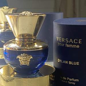 Hej! Säljer Versace Dylan blue 30 ml EDP. Den lutar super elegant och moget! Det är ca. hälften kvar (de vita strecket på 2 bilden) tryck gärna på köp direkt! 💙💙💙 nypris ca 600 