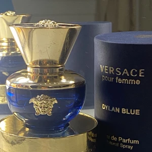 Versace Dylan blue parfym - Hej! Säljer Versace Dylan blue 30 ml EDP. Den lutar super elegant och moget! Det är ca. hälften kvar (de vita strecket på 2 bilden) tryck gärna på köp direkt! 💙💙💙 nypris ca 600 