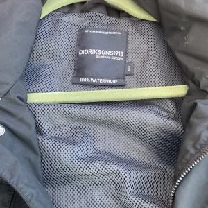 Regnjacka  - Mycket fin regnjacka för barn stl 160 . Från Didriksons. 