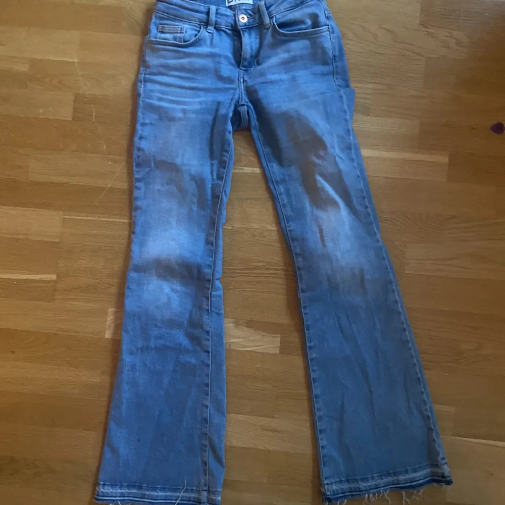 Säljer dessa jättefina lågmidjade jeans fårn only. Storlek 28 passar ej så ingen bild finns på. De är väldigt långa så passar många längder. Intr särkilt slitna använda några gånger . Jeans & Byxor.